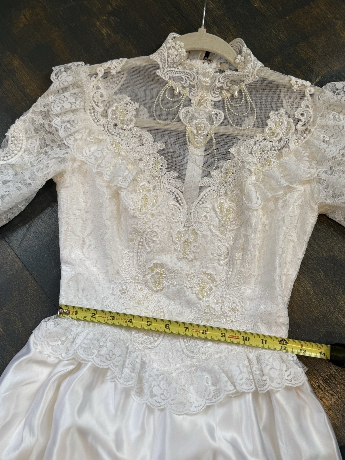 Vintage Bridal Gown Wedding Dress – White- Lace- Beautiful Detailing Medium 6-8