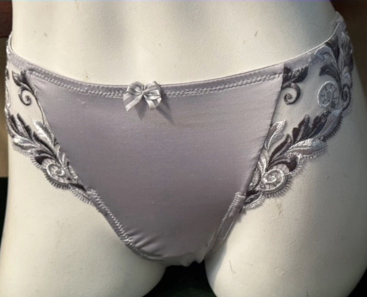 VINTAGE SOMA ~ SILVER / EXCALIBUR ~ SENSUOUS LACE THONG PANTIES ~ MEDIUM