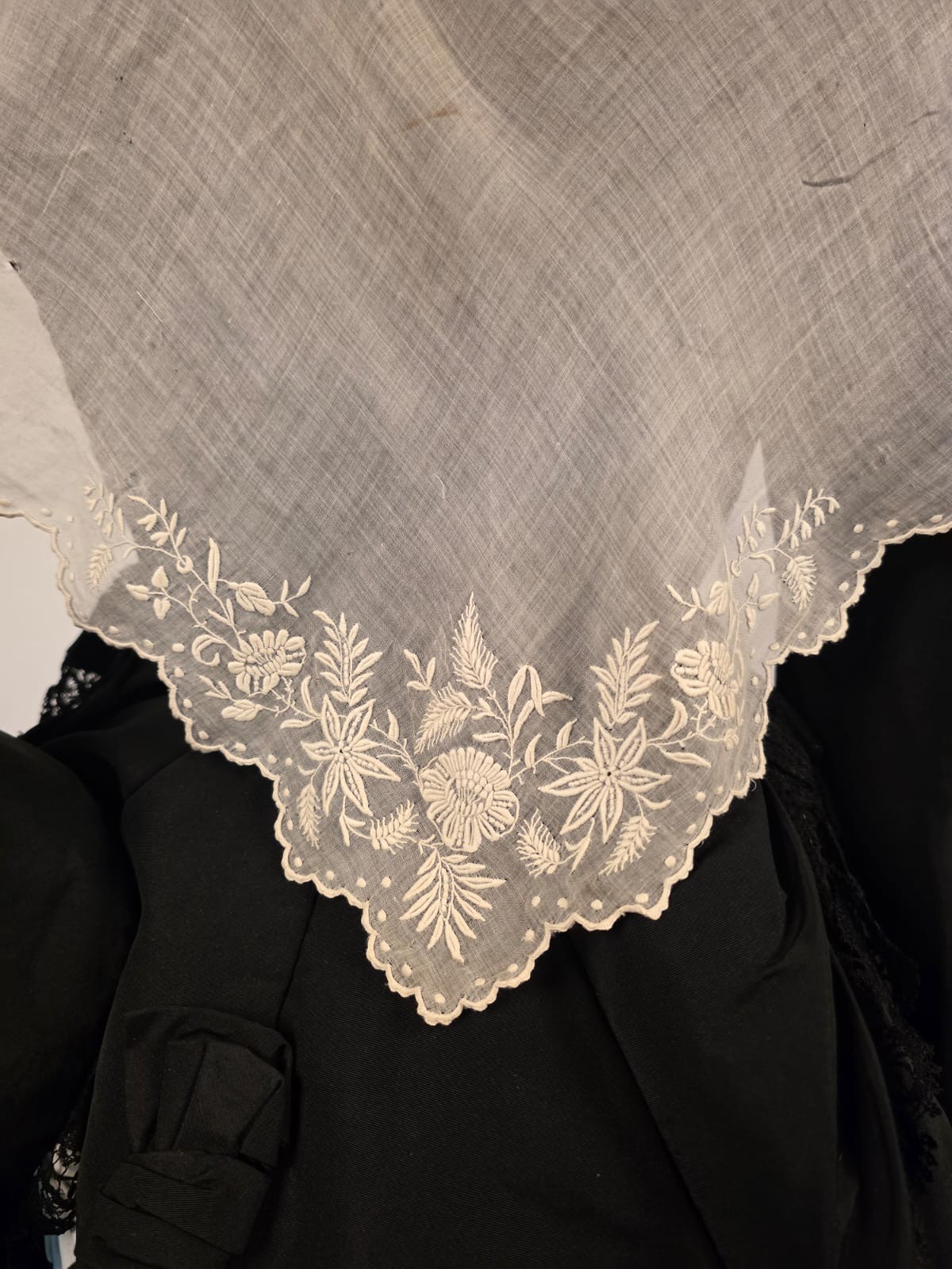 ANTIQUE 1830’S HAND EMBROIDERED MUSLIN PELERINE CAPE FOR DRESS 