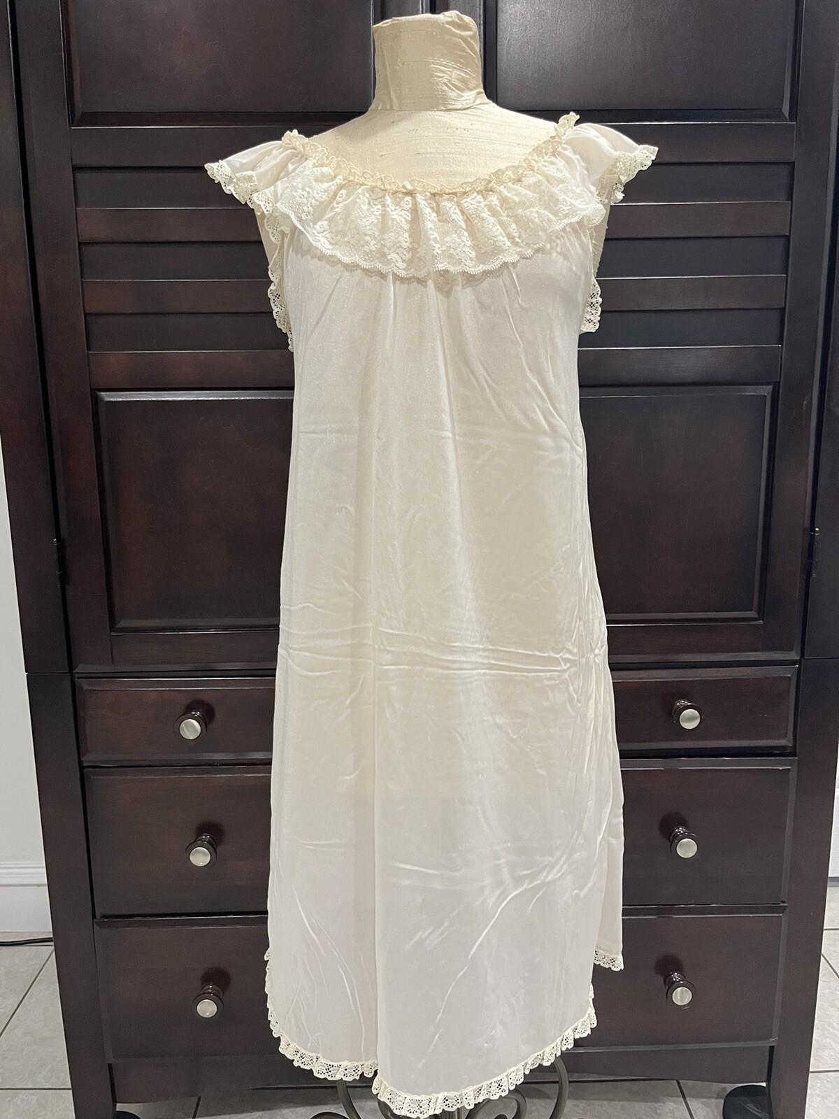 Vintage MISTRA Nylon Ivory Nightgown Women’s Size Large Pre-Owned.