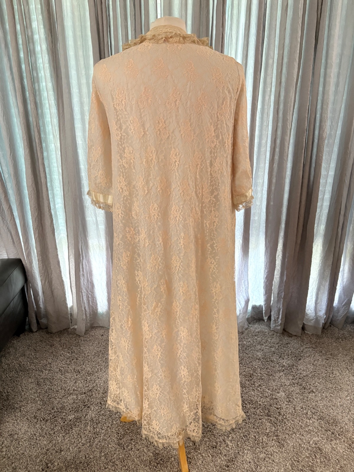 Keyloun Dressing Gown, Old Hollywood Robe, 50’s to 60’s Vintage Lace Robe Medium
