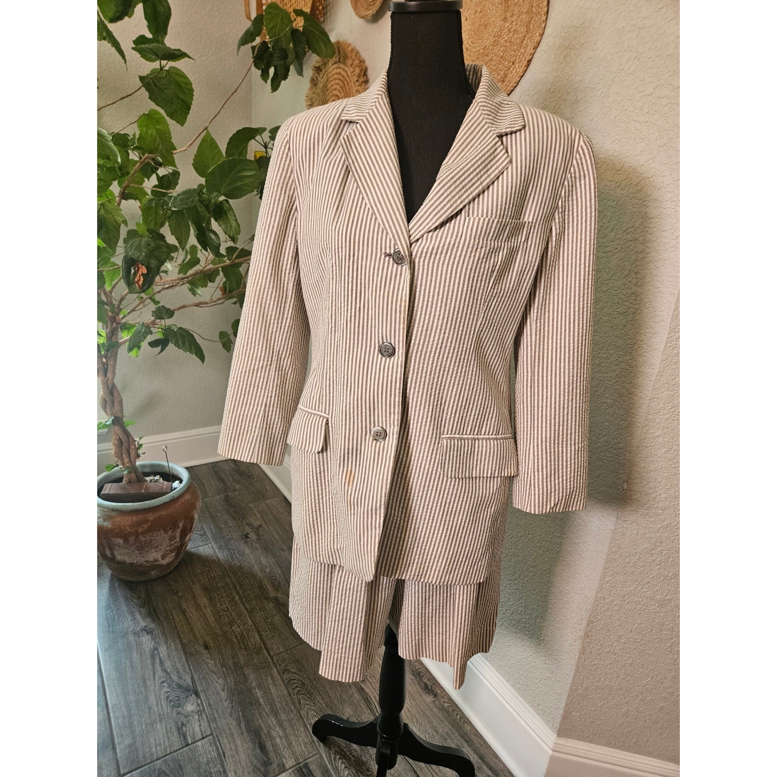 Anne Klein II Vintage Seersucker Short Suit Set Tan White Stripe Petite 10 12