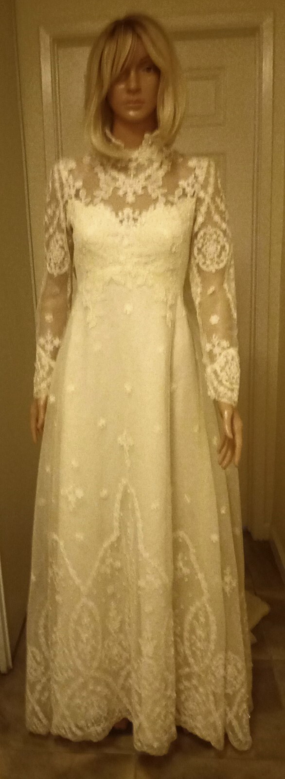 VINTAGE 60’s FRENCH CHANTILLY LACE HANDMADE BEIGE CLASSIC WEDDING DRESS SIZE 4
