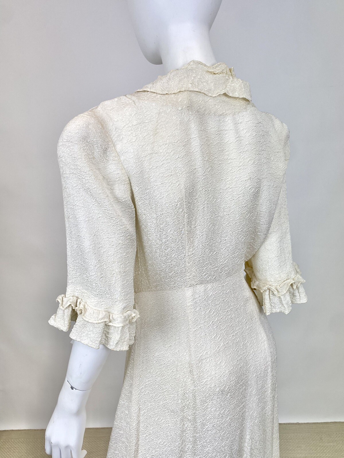 Antique 1930s Pale Cream White Robe Dressing Gown Silk Rayon Ruffles Detail
