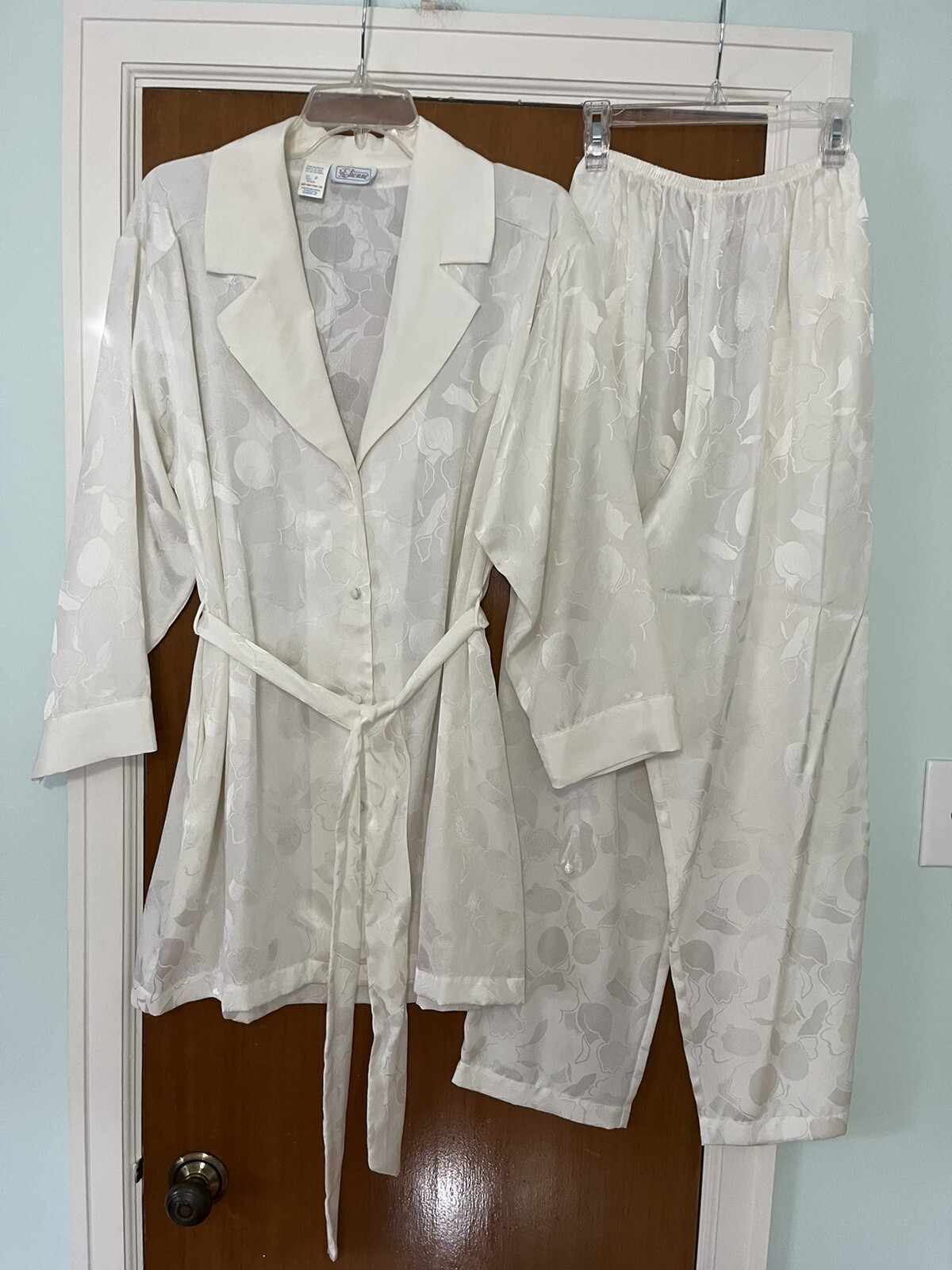Etienne NWT 2 pc winter white floral satin loungewear robe pajamas sz P