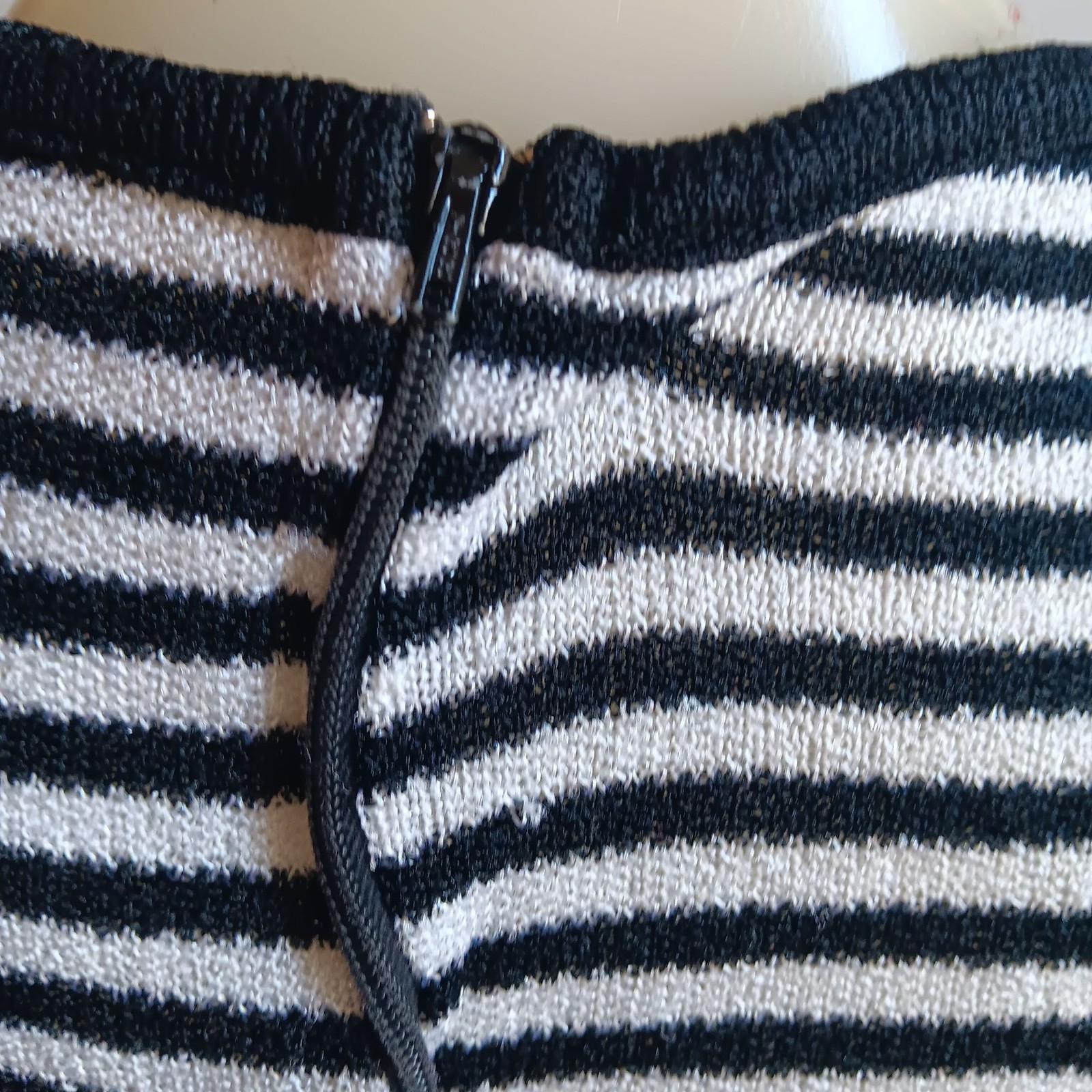 Large Vintage 70’s Black & White Striped Sleeveless Knit Top Back Zipper Stretch