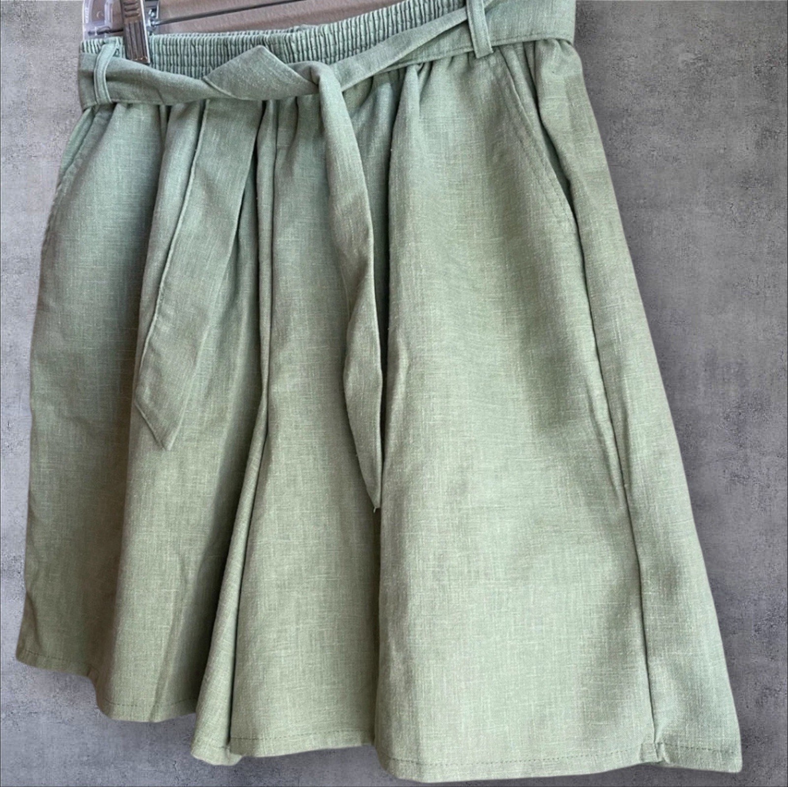 Ann Hill Petites Belted Shorts Women’s Medium Pleated Sage Green Vintage 1990s