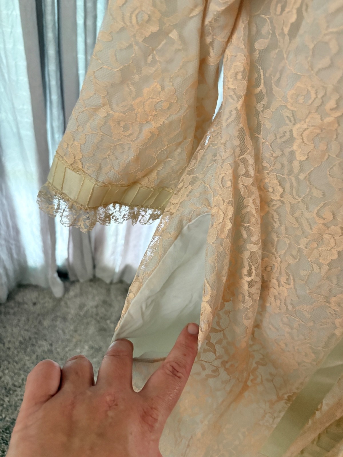 Keyloun Dressing Gown, Old Hollywood Robe, 50’s to 60’s Vintage Lace Robe Medium