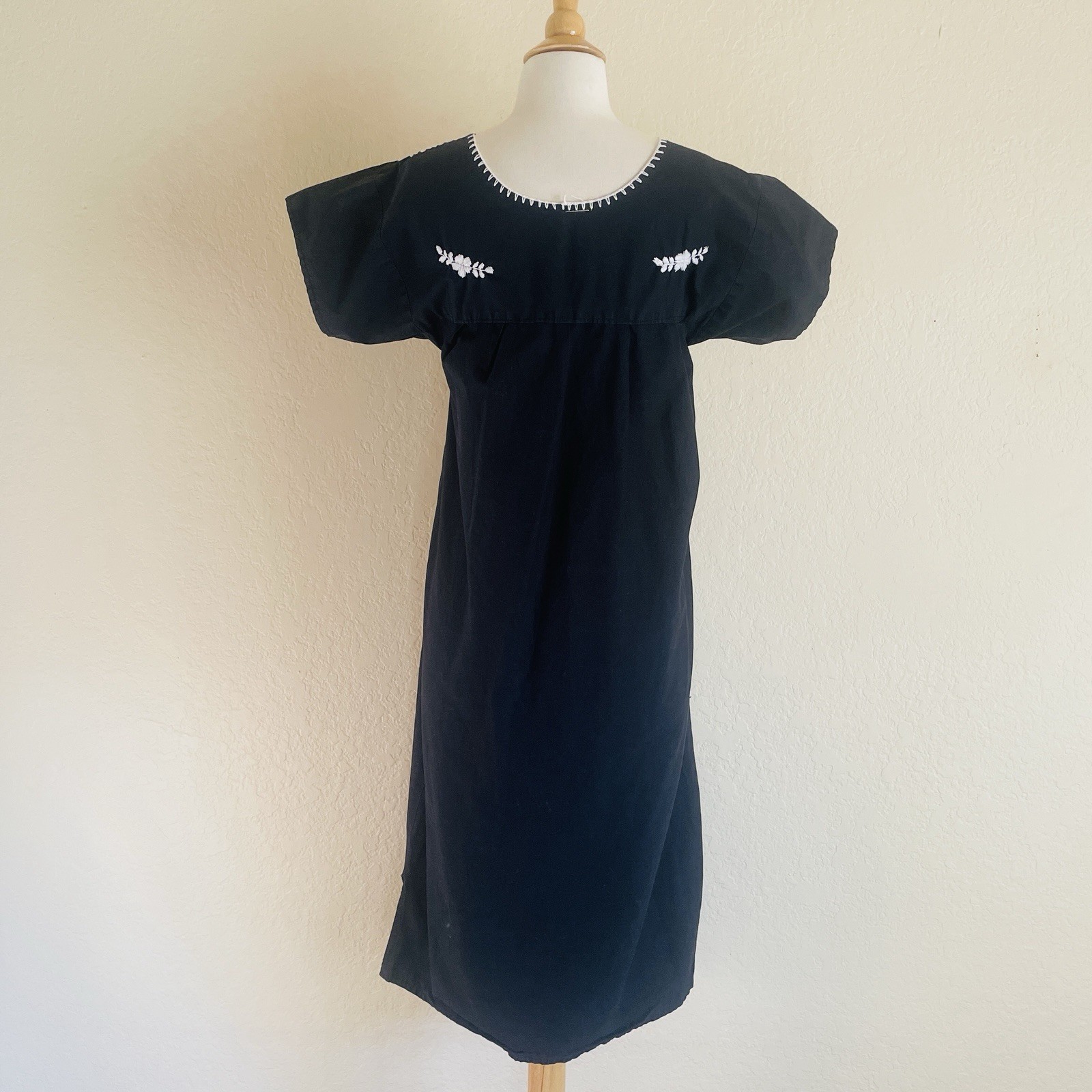 Vintage Black White Cotton Embroidered Floral Boho Hippy Mexican Dress~Small/Med