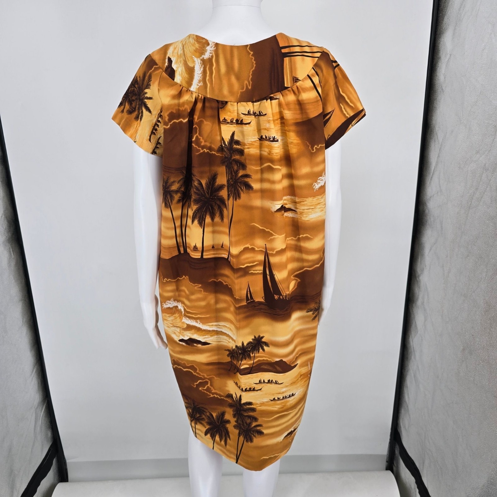 Vintage 1970s Made in Hawaii Tropical Sunset Print Polyester Muumuu Dress (XS)