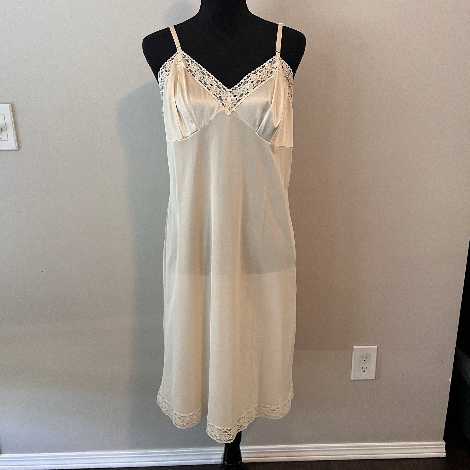 Vintage Vanity Fair Full Slip Nude Antron III Nylon Lace Sz 40TT