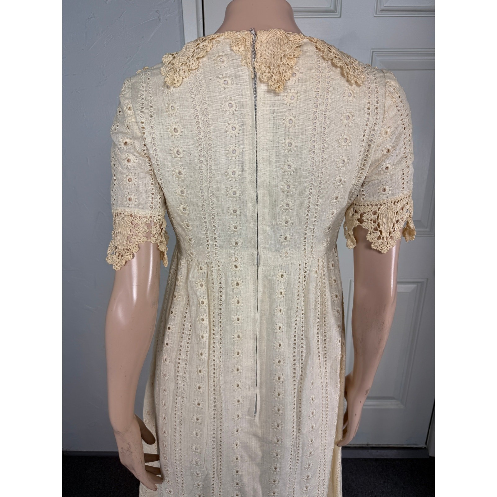 Vintage 70s Women’s Dress Eyelet Maxi Bohemian Lace Floral Cream Prairie NN16