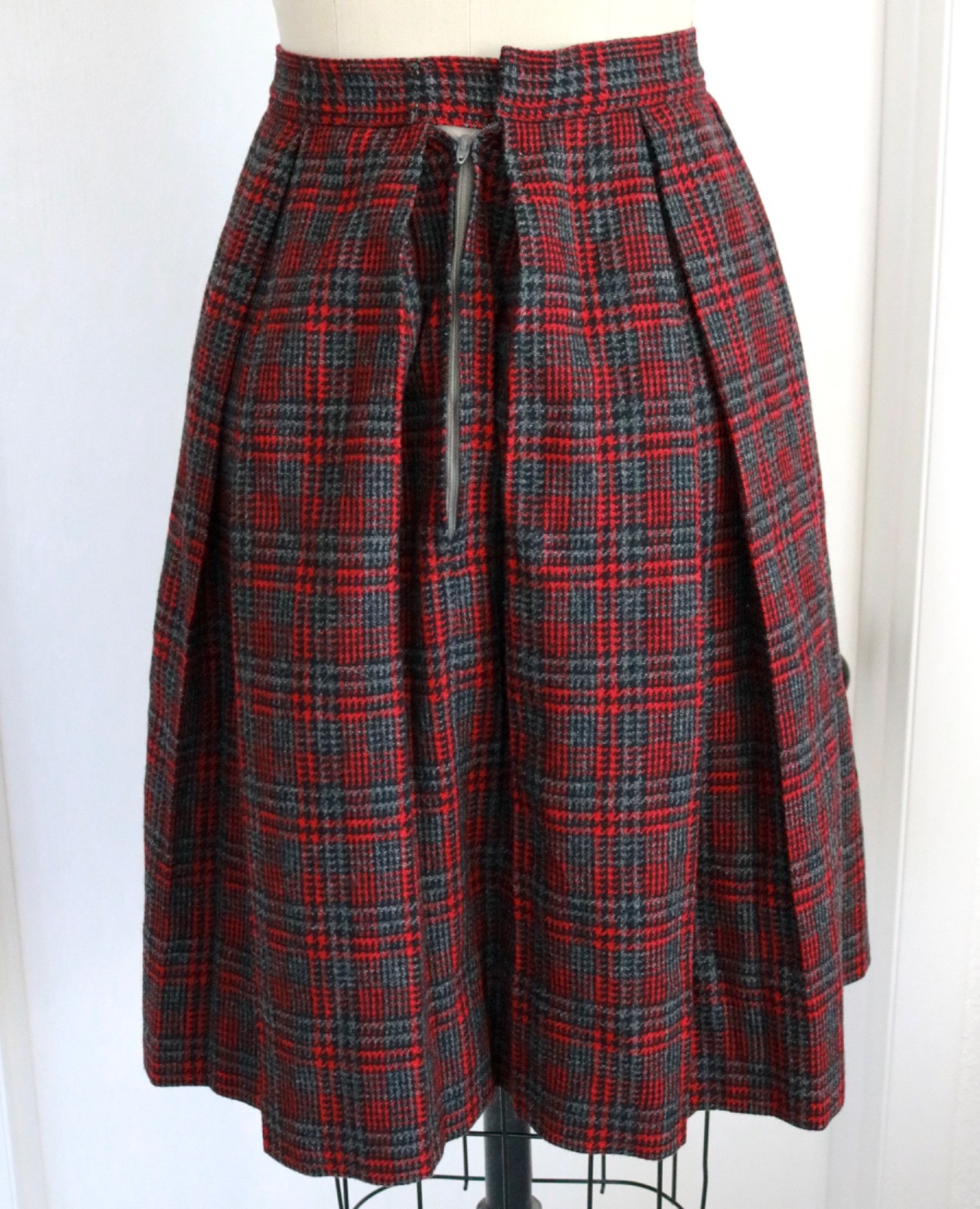 Vintage 70s Red Gray Wool Pleat Check Plaid Full Skirt W23 3/4