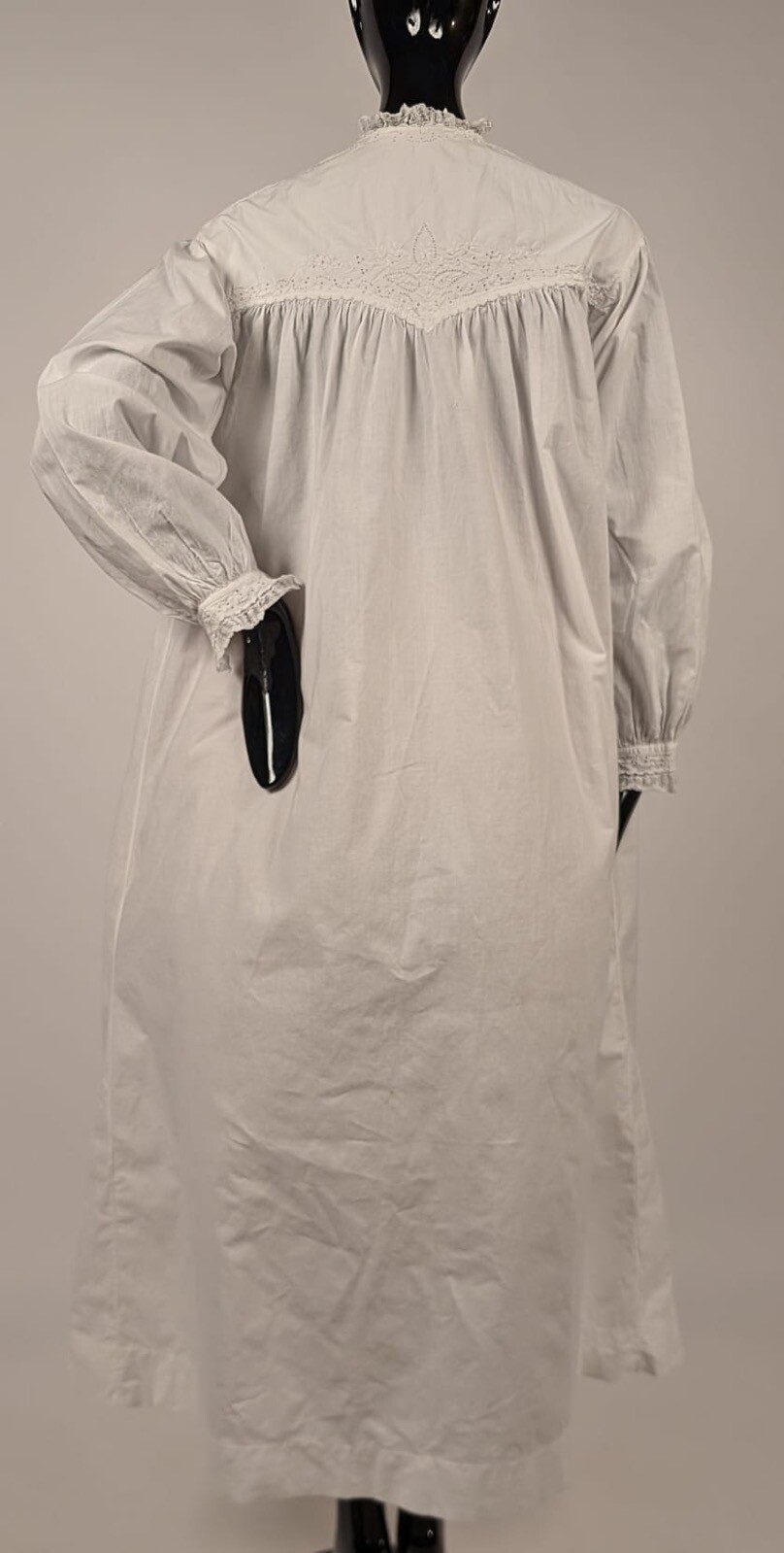 SWEET VICTORIAN 19TH WHITE WRAPPER DRESS W BOW + PAISLEY EYELET DETAILS