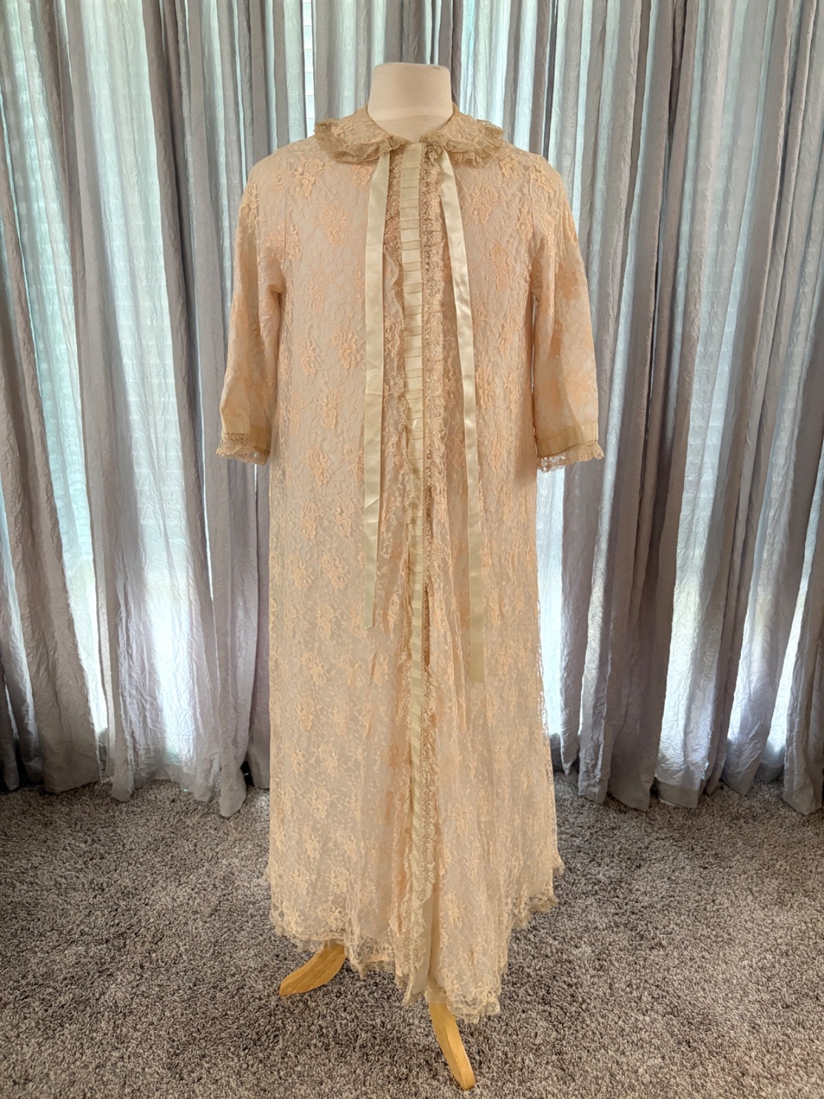 Keyloun Dressing Gown, Old Hollywood Robe, 50’s to 60’s Vintage Lace Robe Medium