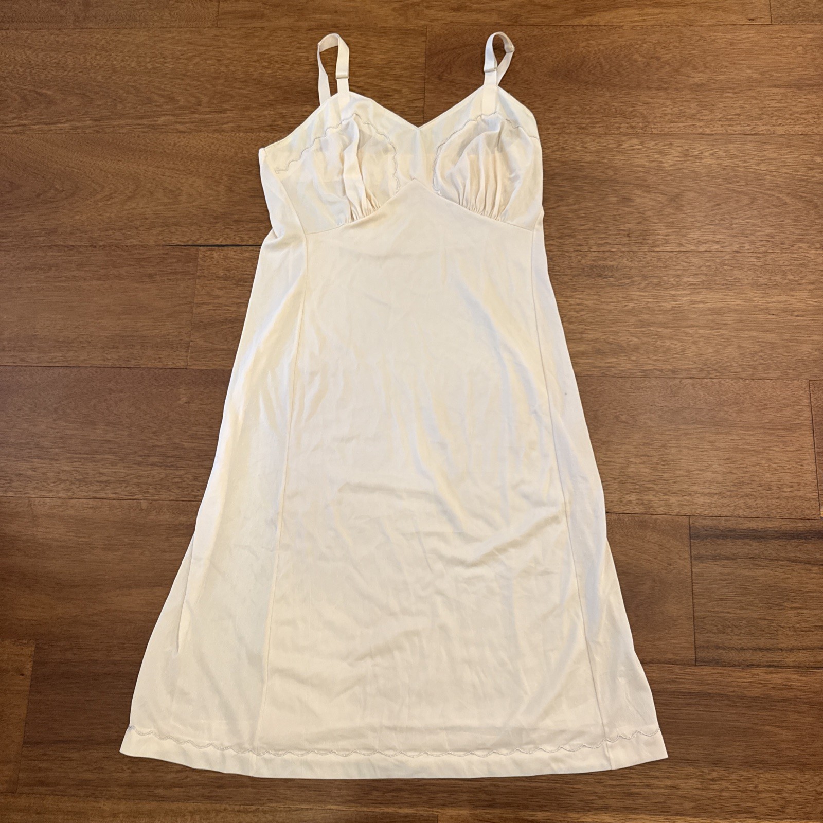 Vintage Women’s Full Slip Size 36 M Medium Nylon 39″ long off white