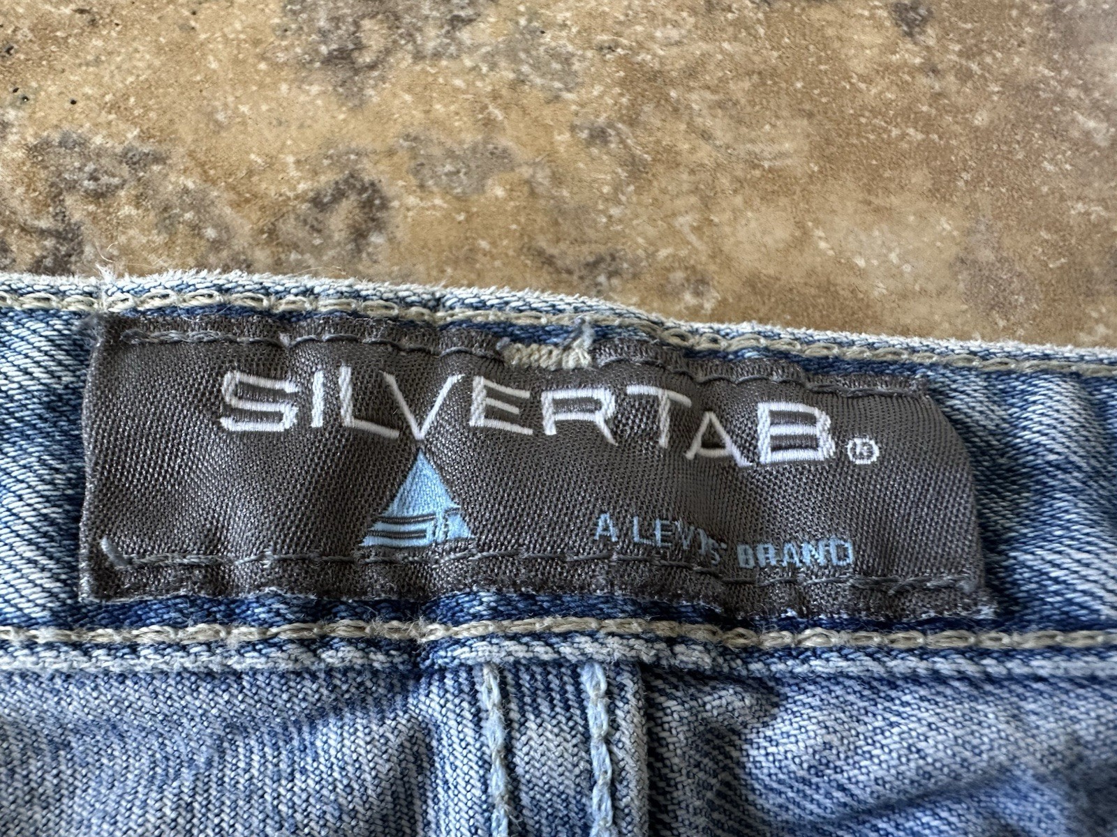 90s Silver Tab Levi’s Loose Fit Womens Size 7M Light wash Vintage 30×32 Blemish