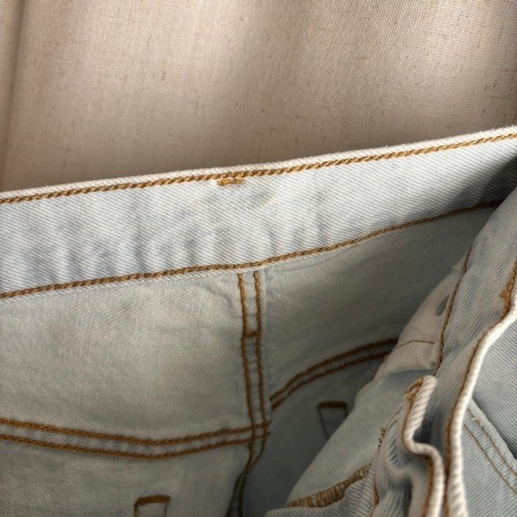 White Levi’s 501 denim shorts size 32 distressed