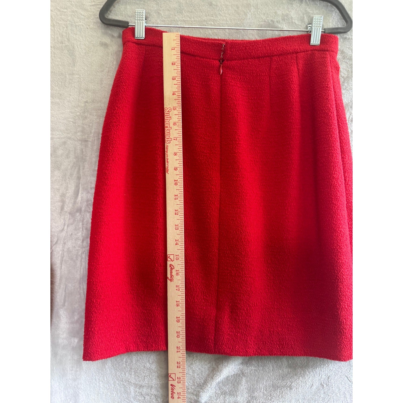 Chanel Boutique Vintage Red Wool Boucle Tweed Skirt Suit CC est size FR 42 US 10