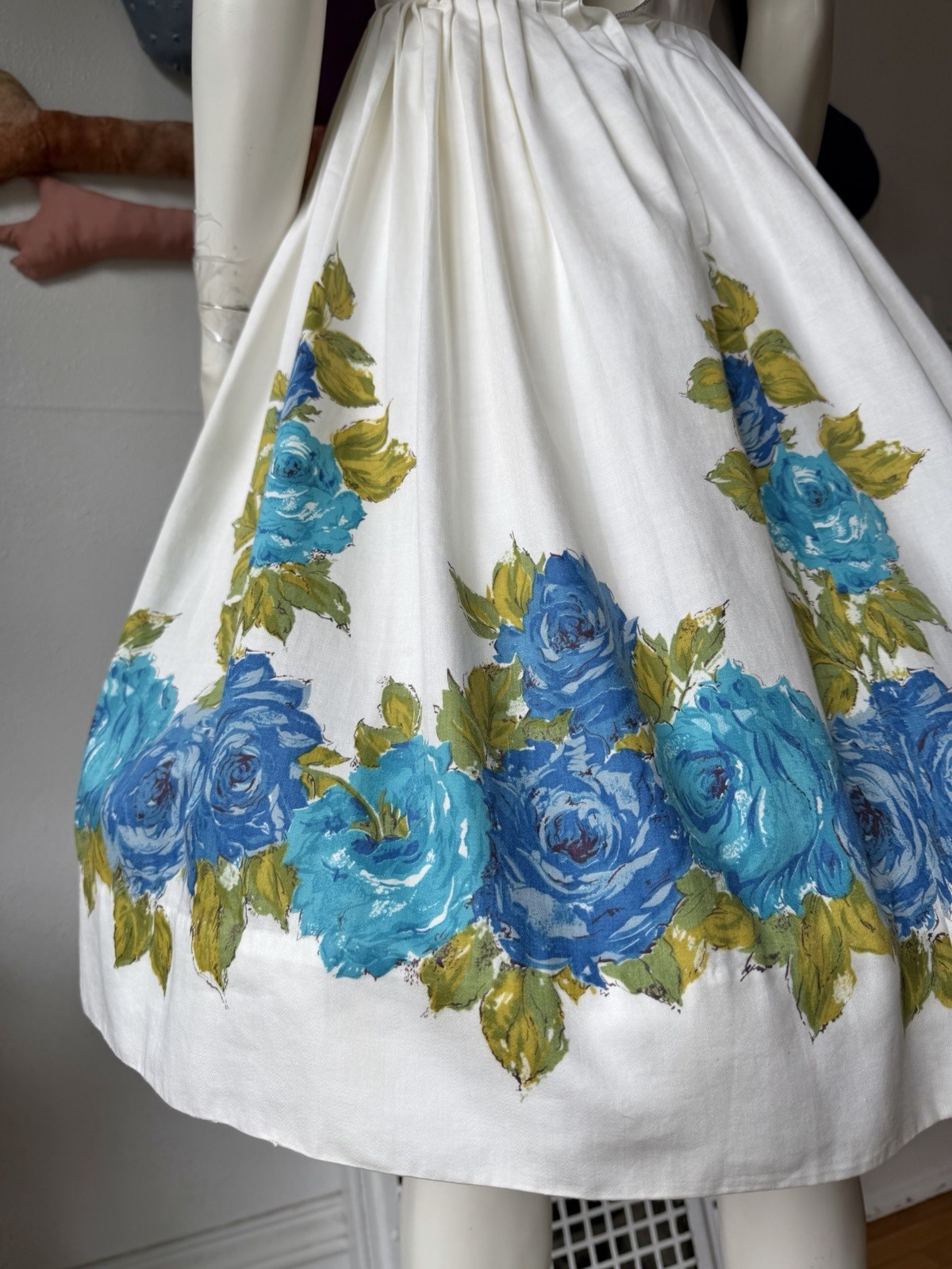 Vintage 1950s BORDER PRINT SUNDRESS Dress Cotton Blue ROSES Bows Metal Zipper XS