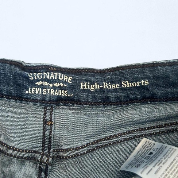 Levi high rise Jean shorts size 8/29 EUC cut off denim