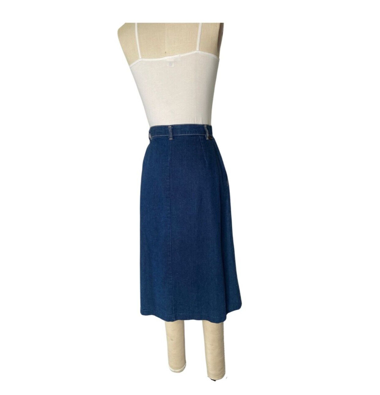 Classic preppy 1970s Separate Pieces brand denim skirt. Vintage size 8 waist 27