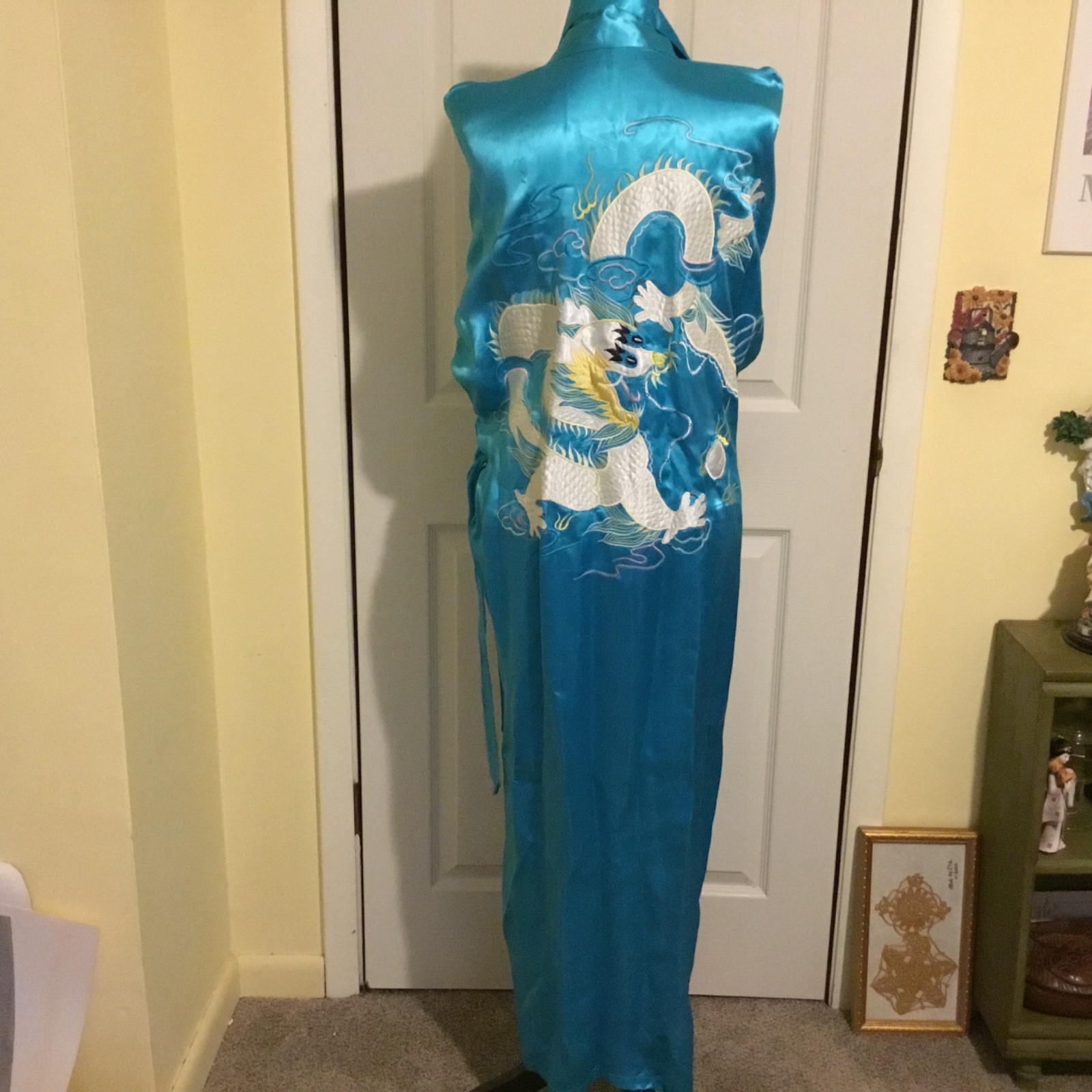 VNTG 60’s 100% Rayon Dressing Robe blue w White Dragon embroidery Unisex one sz