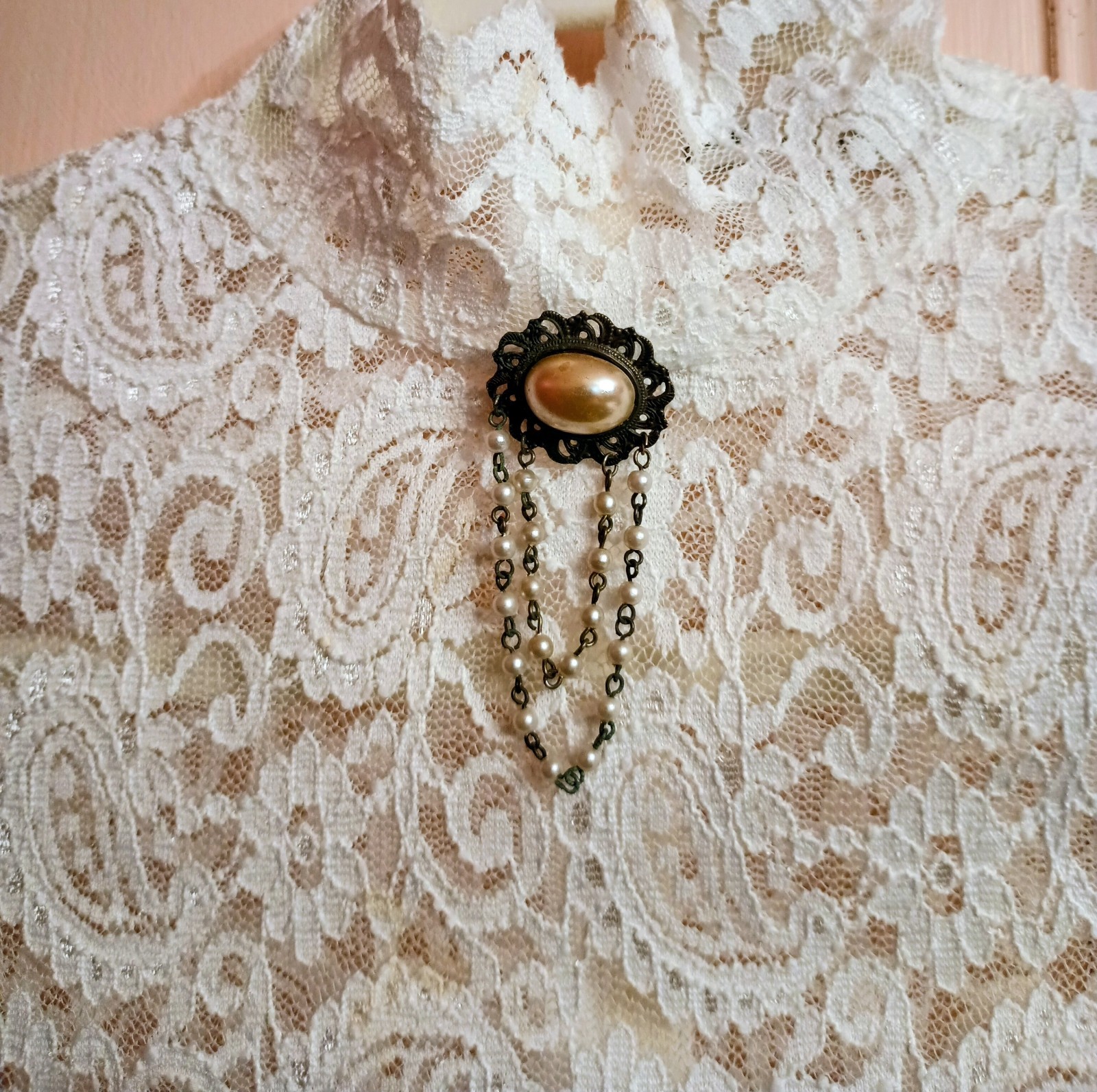 FASHION N Y ll VICTORIAN-EDWARDIAN White Lace Blouse Top SIZE M With Brooch