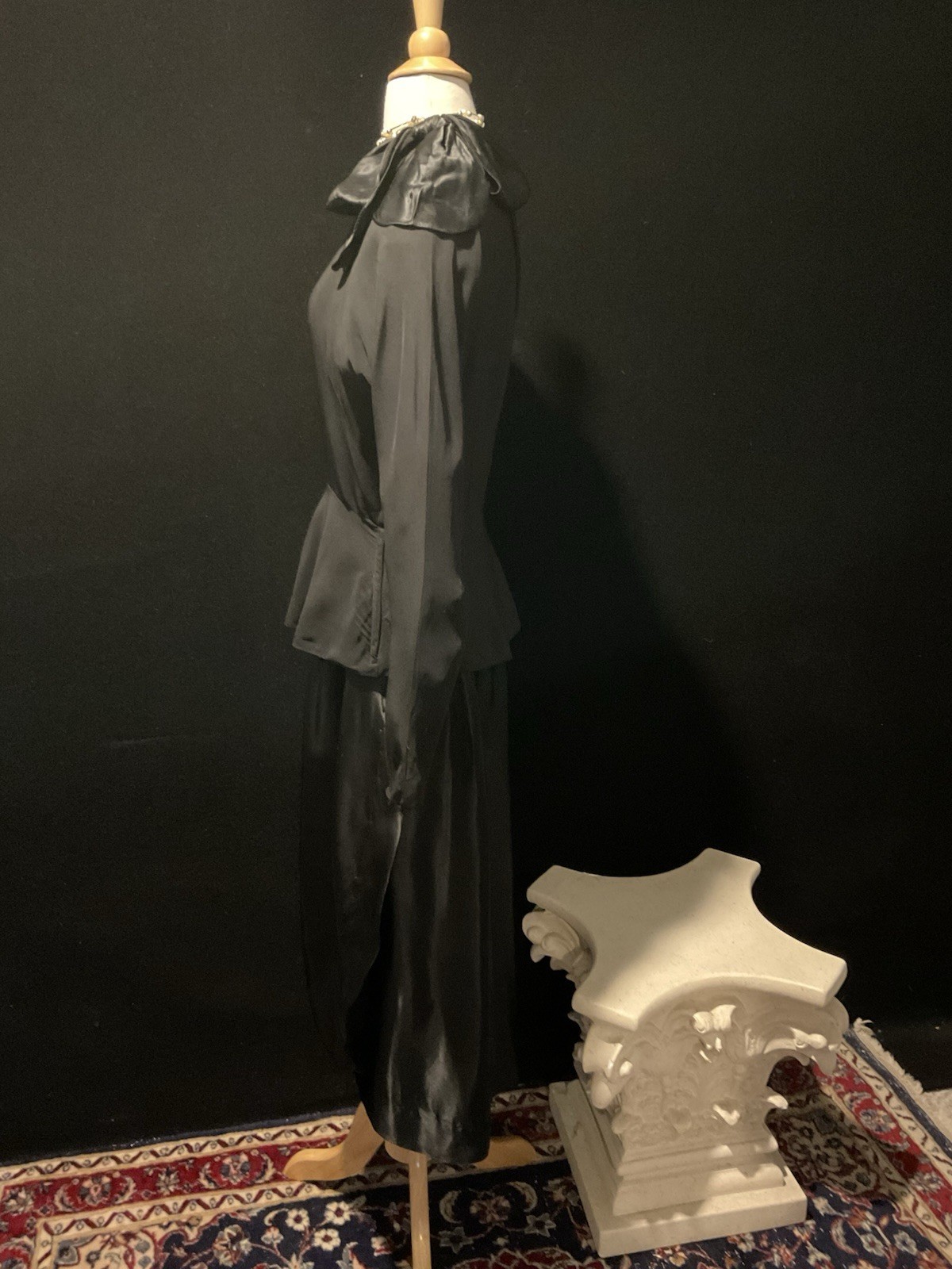 VINTAGE 40s 2 PIECE OUTFIT. SATIN BACKED CREPE. BEAUTIFUL AND TIMELESS