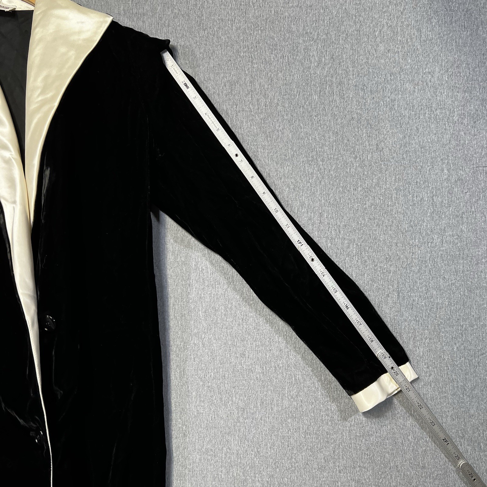 Vintage Neiman Marcus black velvet tuxedo coat W/satin lapel 70-80’s Glam Size 4