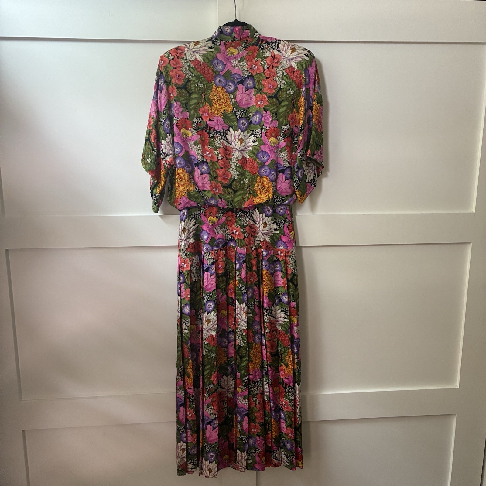 VTG Neiman Marcus 100% silk flowery maxi pleated dress, 6 runs small