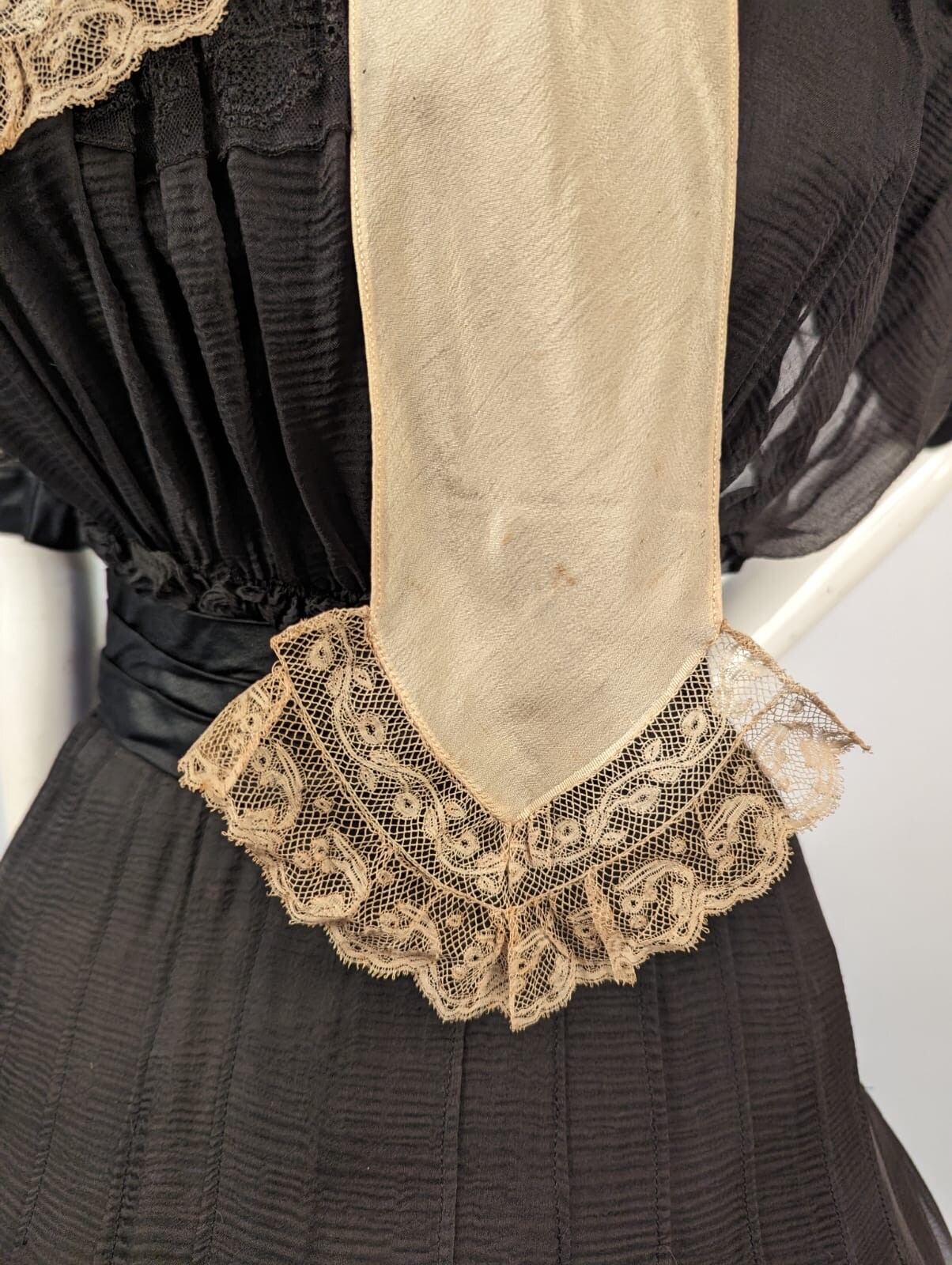 VICTORIAN 19TH C SILK CREPE STOLE W LACE FOR DRESS