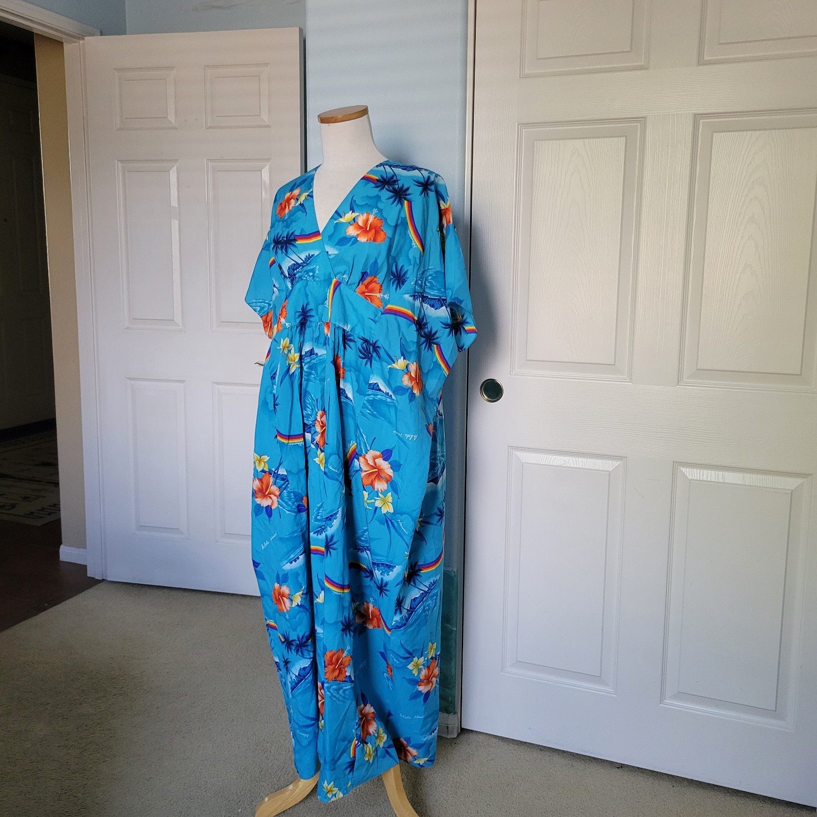VTG 70s Hawaiian Muumuu Mrs. Roper Caftan, Angel Wing Sleeve resort One Size