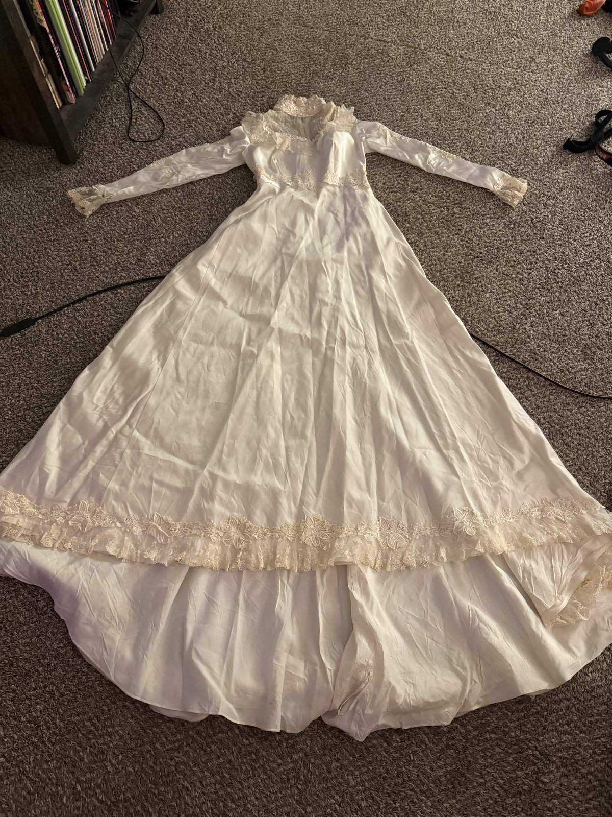 Vintage White Long Sleeve Lace Wedding Dress Size M Zip Back Victorian Style