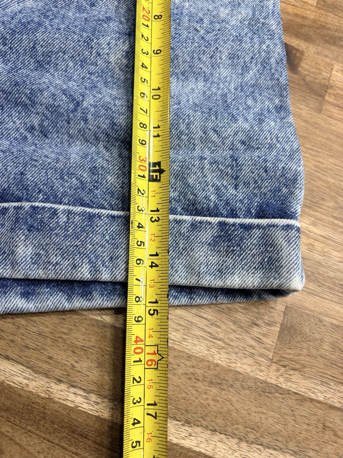 Vintage 80s 90s Women’s High Waisted Denim Light Wash Cuff Shorts Retro Size 9