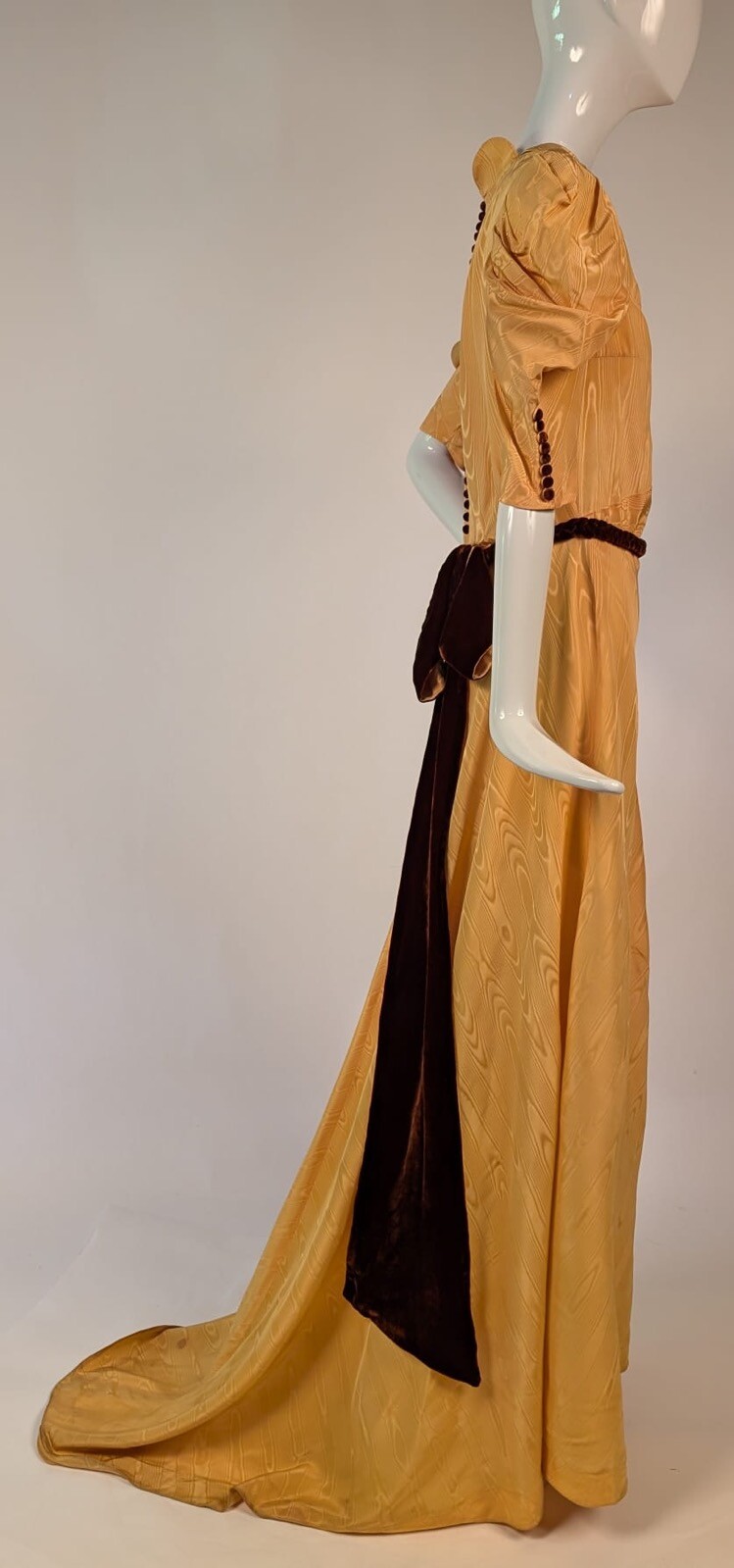1930’S YELLOW WATERED MOIRE LONG DRESS W PUFF SLEEVES + VELVET + TRAINING REAR