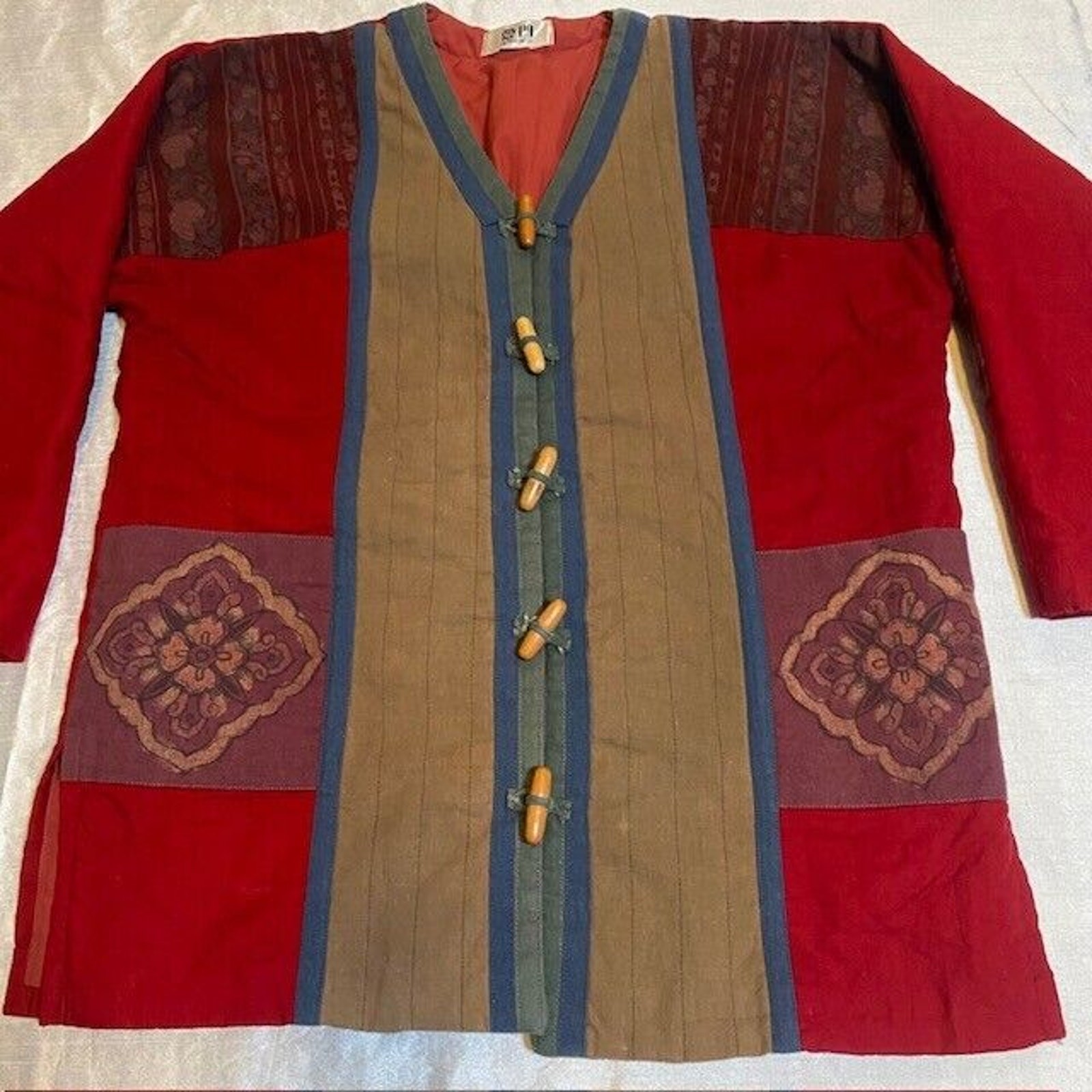Quilted Womens Medium Blanket Jacket Coat Wood Buttons Red Multicolor Vneck
