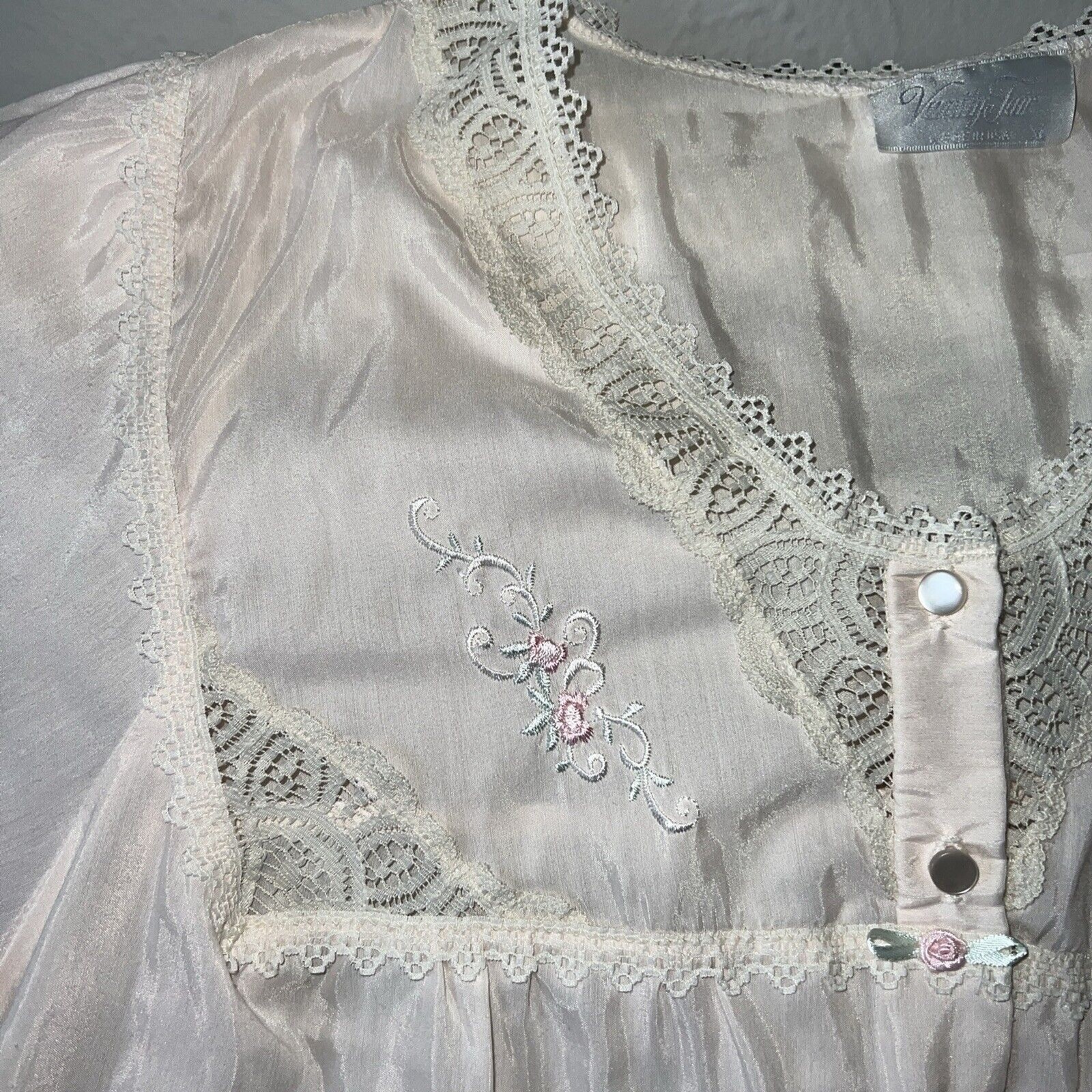 Vintage 1970s Vanity Fair Women XL Nightgown Lace Trim Floral Embroider USA Made