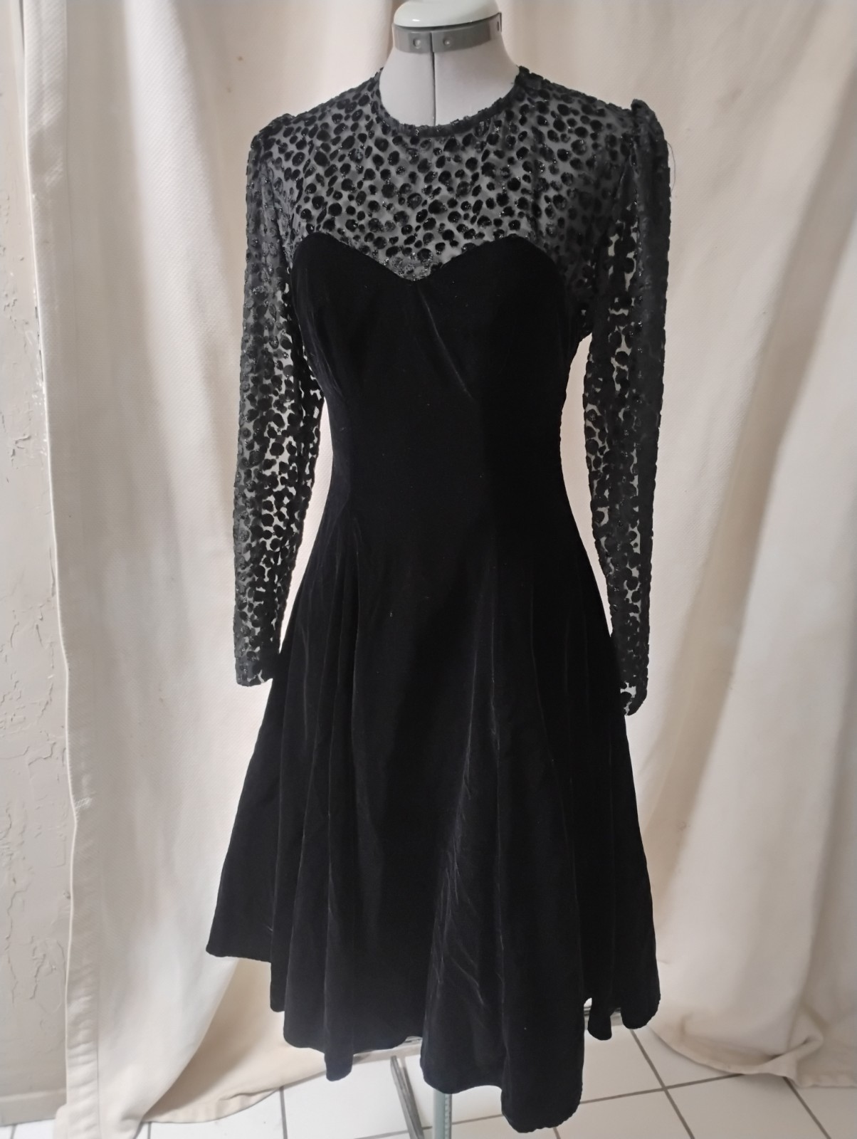 Niki Originals sz 6 Black Velvet Fit & Flair Dress Illusion Neck & Sleeve