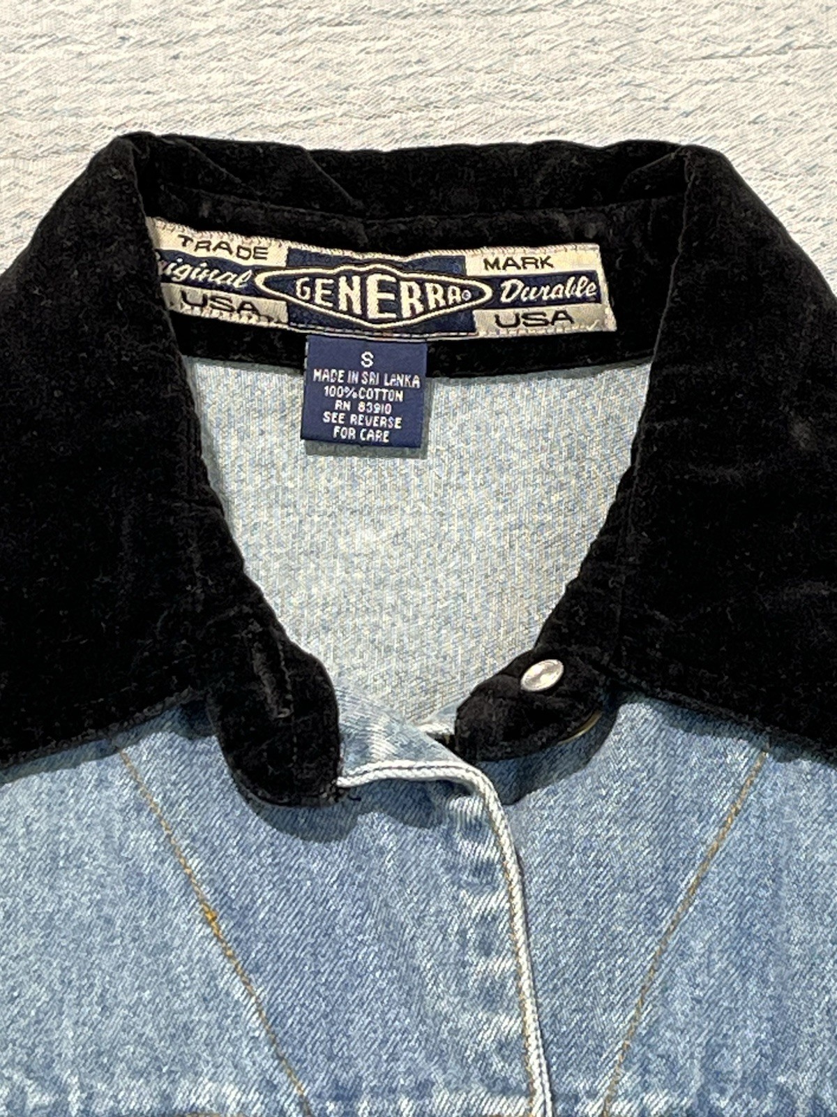 Generra Jean Vest Women’s Small 100% Cotton Light Wash Denim Black Velvet Collar