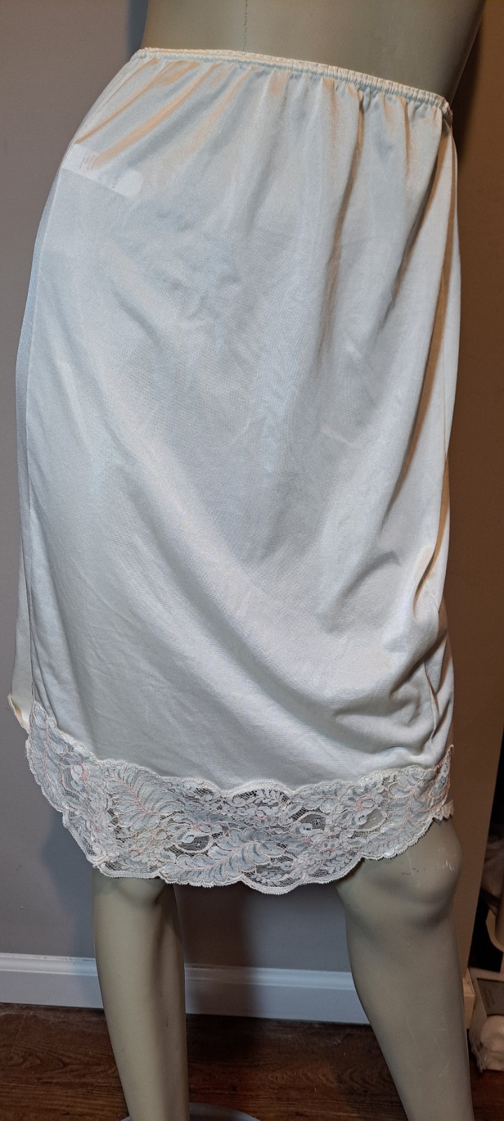 Vtg Henson Kickernick Cream Off White Half Slip Very Nice Wide Lace Sml Lingerie