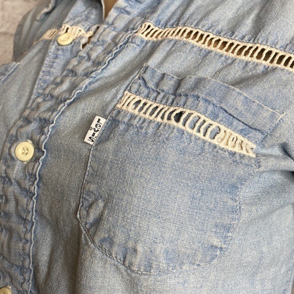 Levi’s vintage chambray button down shirt 9/10