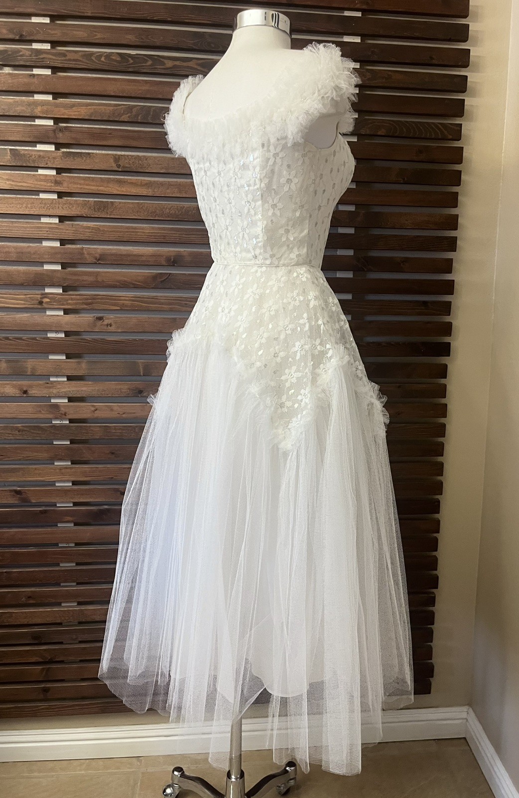 1950s Vintage White & Metallic Silver Tulle Layered Prom Wedding Dress Gown