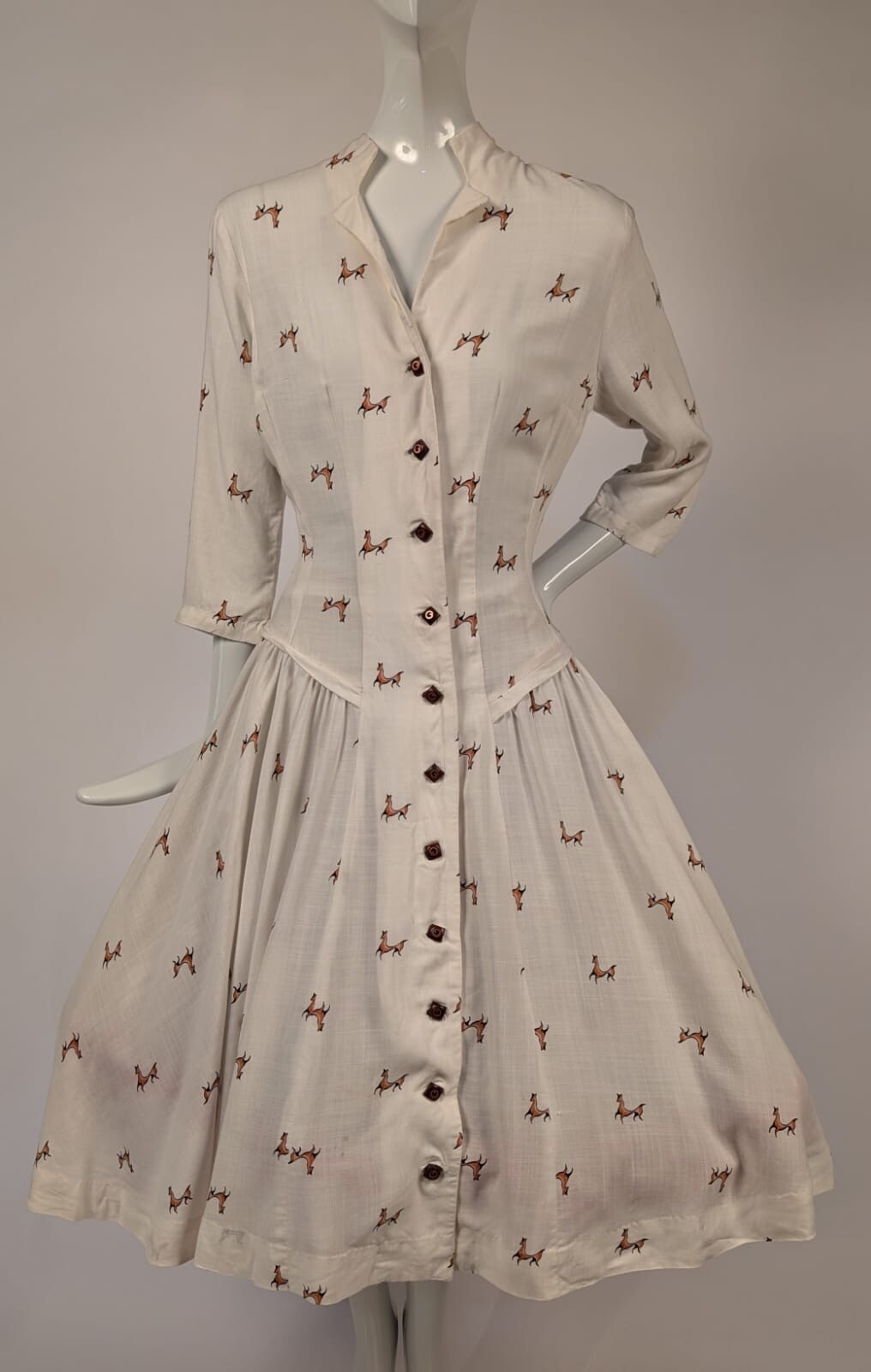 SWEET LATE 1940’S DEER PRINT DRESS W SQUARE WOOD BUTTONS