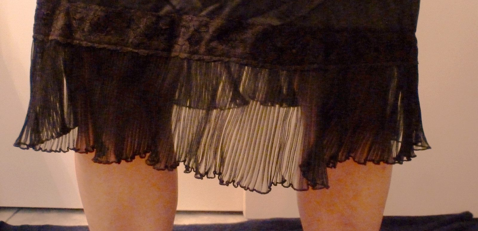 1950s GORGEOUS LAROS BLACK SEXY SATINY NYLON LACY OPERA PLEATS FULL SLIP 38 EVC