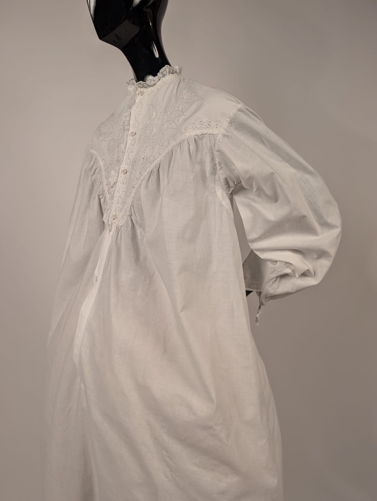 SWEET VICTORIAN 19TH WHITE WRAPPER DRESS W BOW + PAISLEY EYELET DETAILS