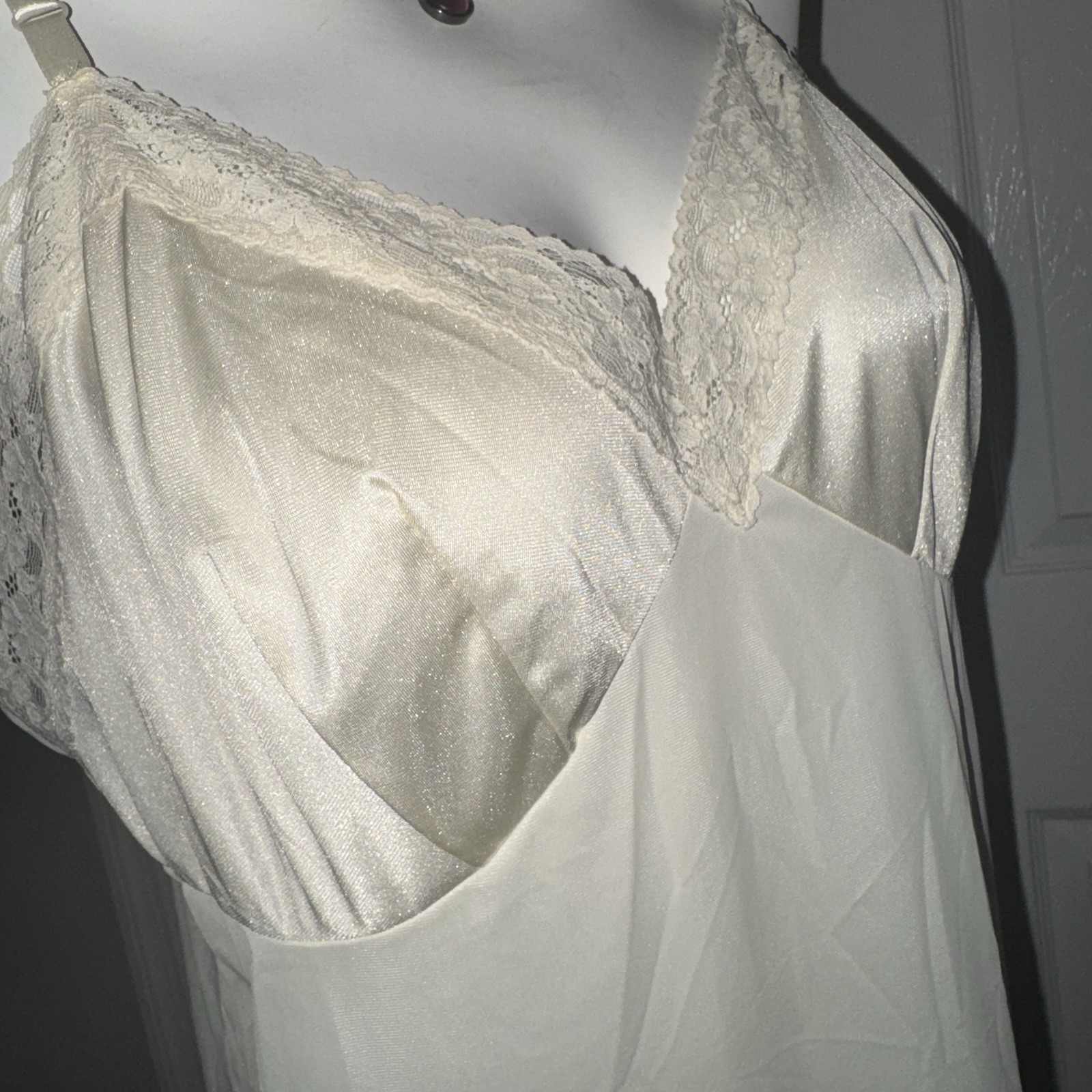 Vanity Fair Beige Vintage Slip Silky Nylon Lacy Women’s Sz 40 Fairy Glamorous
