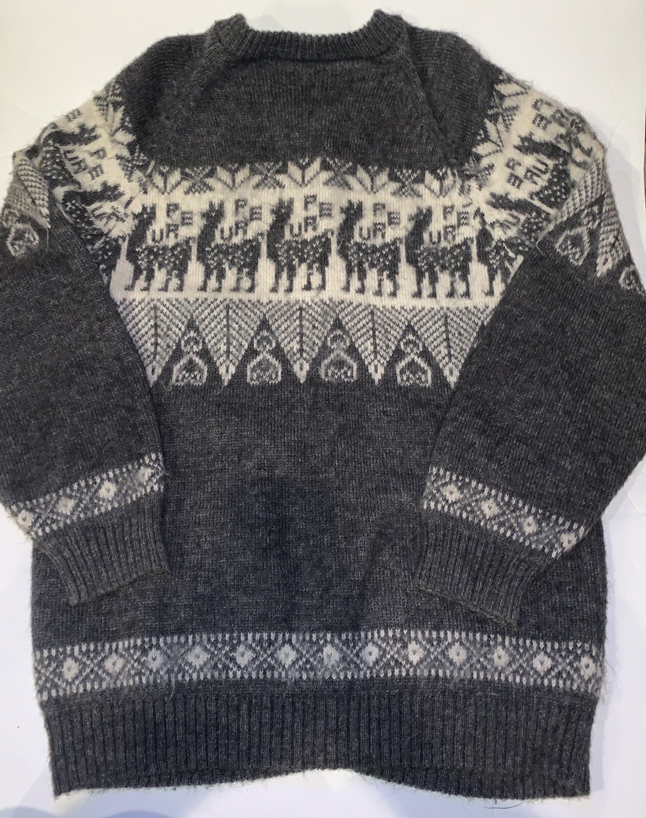 Peruvian sweater knitted in alpaca wool for unisex Gray/Cream/Alpacas 19×29