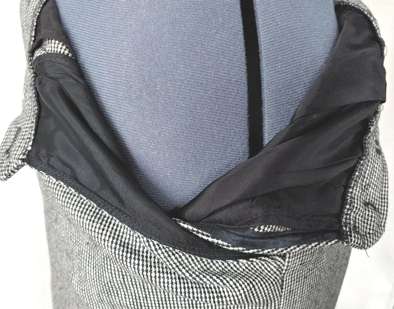 Vintage Black & White Houndstooth Straight Fitted Skirt 26″ Waist Size 2?