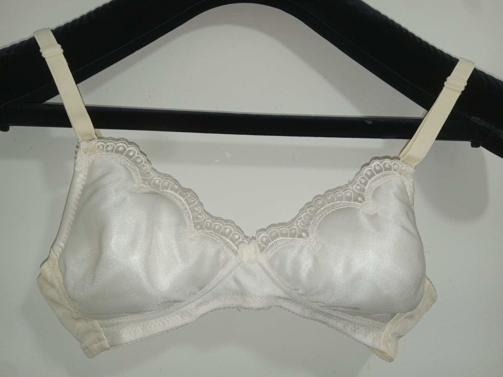 Vintage Gigi Wireless Bra 34A White & Ivory Lightly Padded Bow Lace Trim # 625